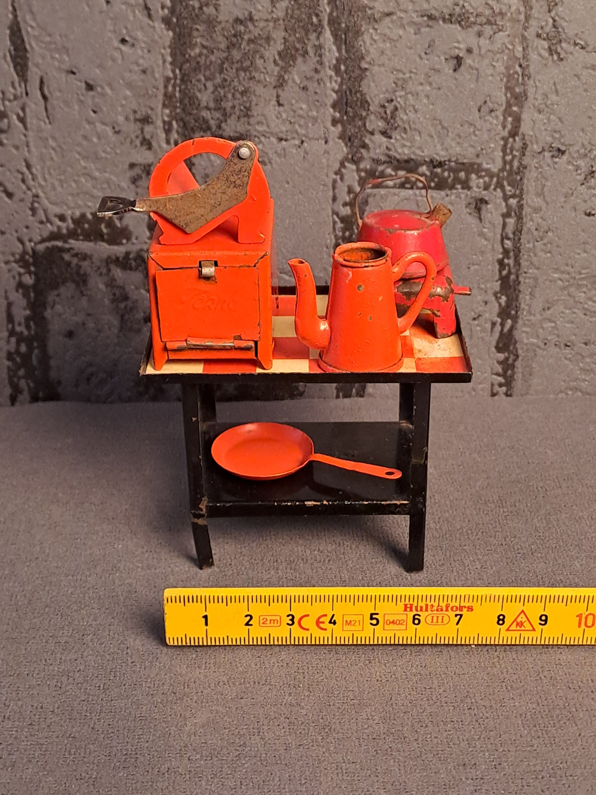Tekno Denmark Miniature Gas Table and Kitchen Tools / Tekno Danmark Gasbord og Køkkenredskaber