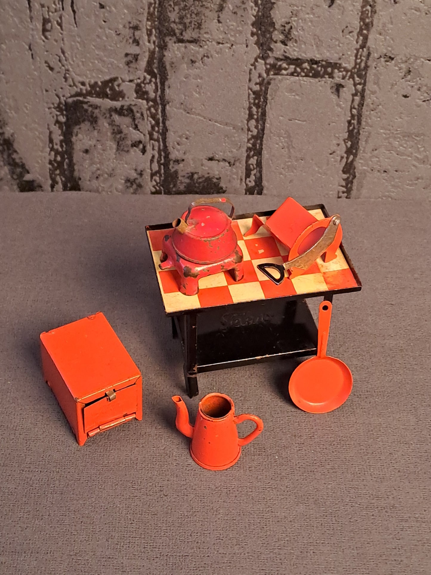 Tekno Denmark Miniature Gas Table and Kitchen Tools / Tekno Danmark Gasbord og Køkkenredskaber