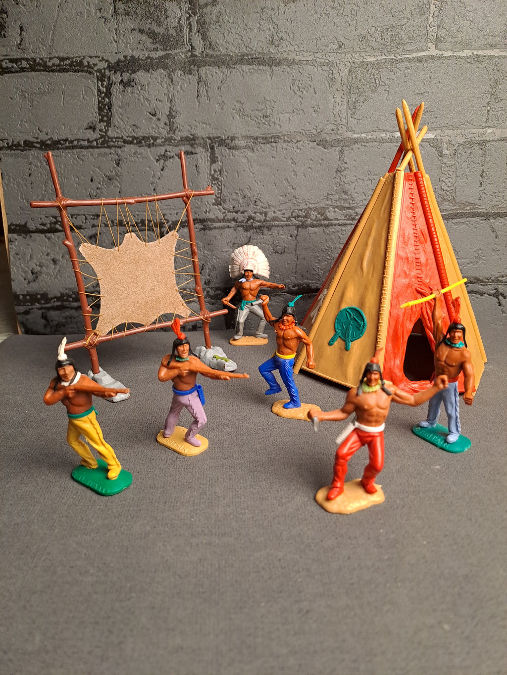 Timpo Toys Indians with Tent and Leather Stretch / Timpo Toys Indianere med Telt og Skind