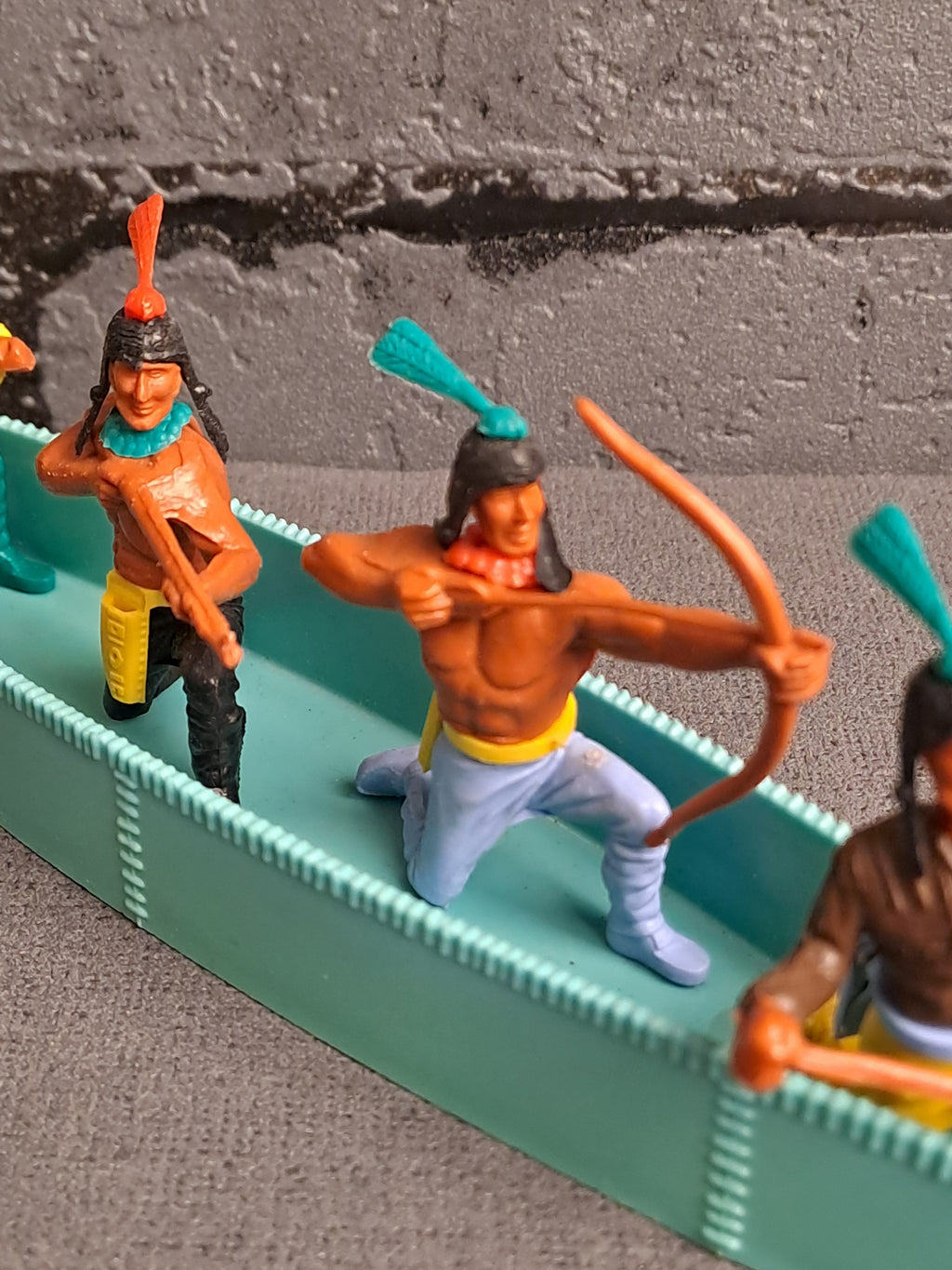 Timpo Toys Indians in Canoe / Timpo Toys Indianere i Kano