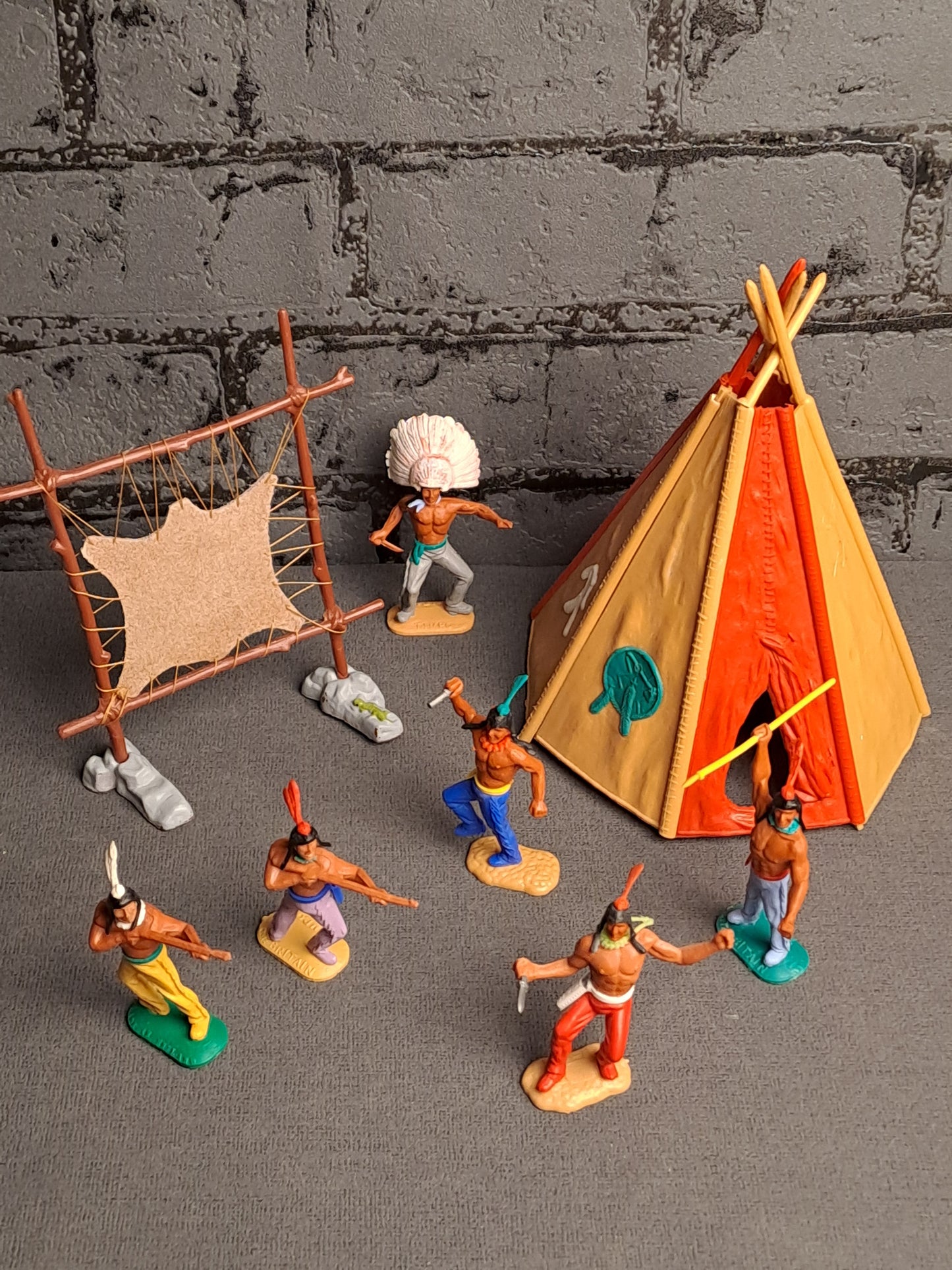 Timpo Toys Indians with Tent and Leather Stretch / Timpo Toys Indianere med Telt og Skind