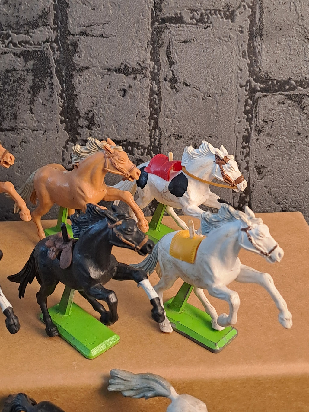 Britains Deetail Wild West Horses x18