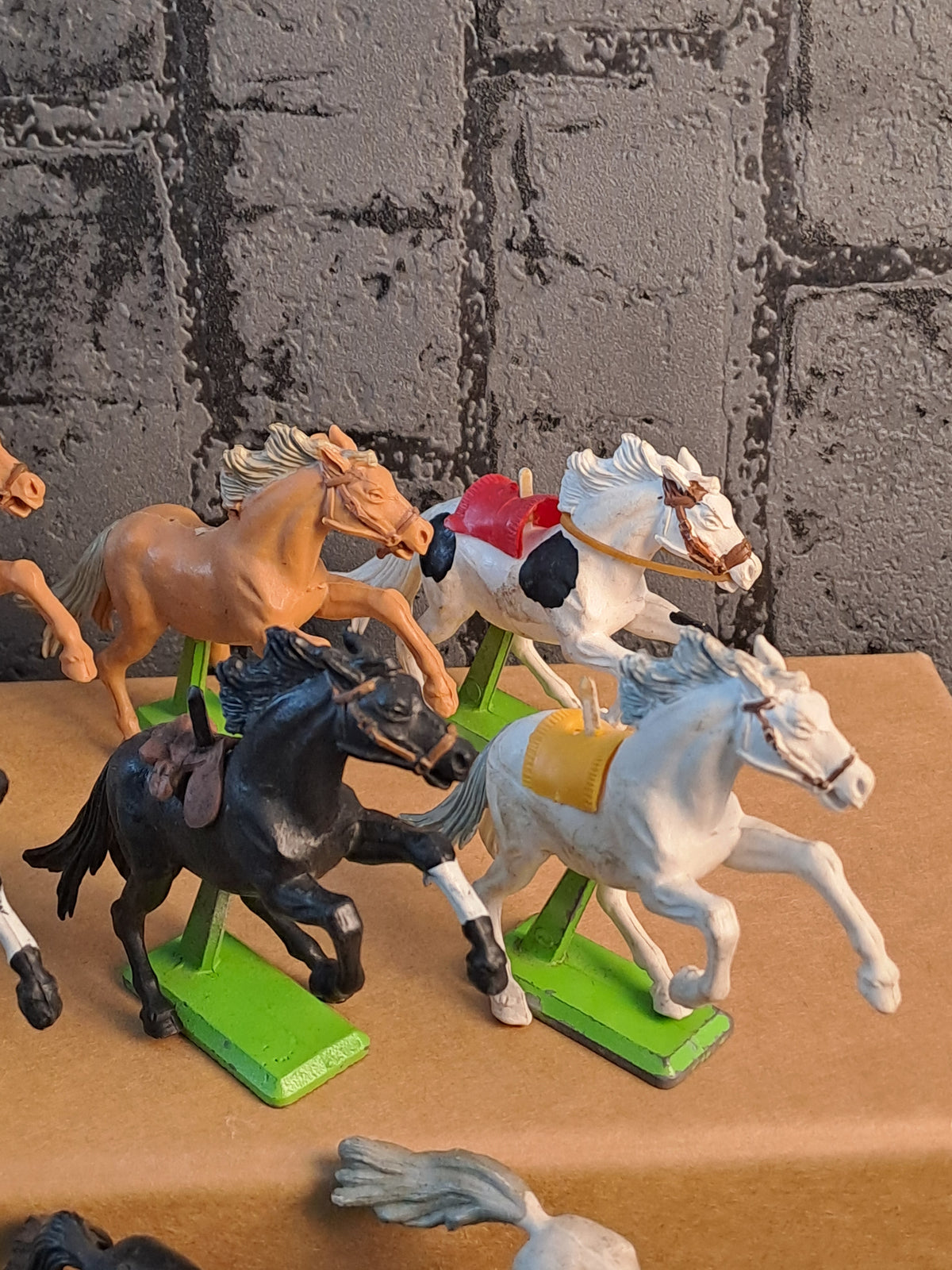 Britains Deetail Wild West Horses x18