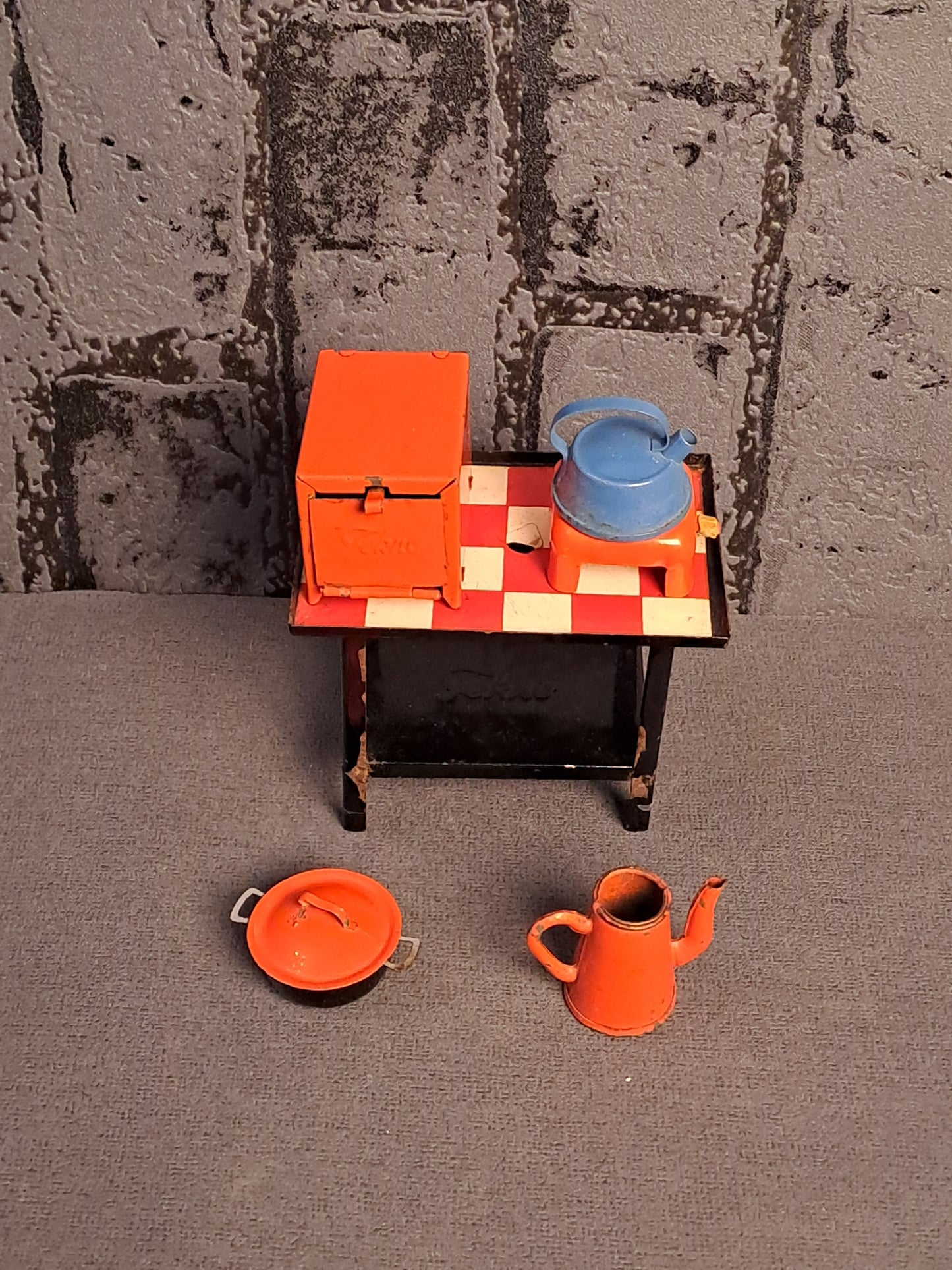 Tekno Denmark Miniature Gas Table and Kitchen Tools / Tekno Danmark Miniature Gasbord og Køkkenredskaber