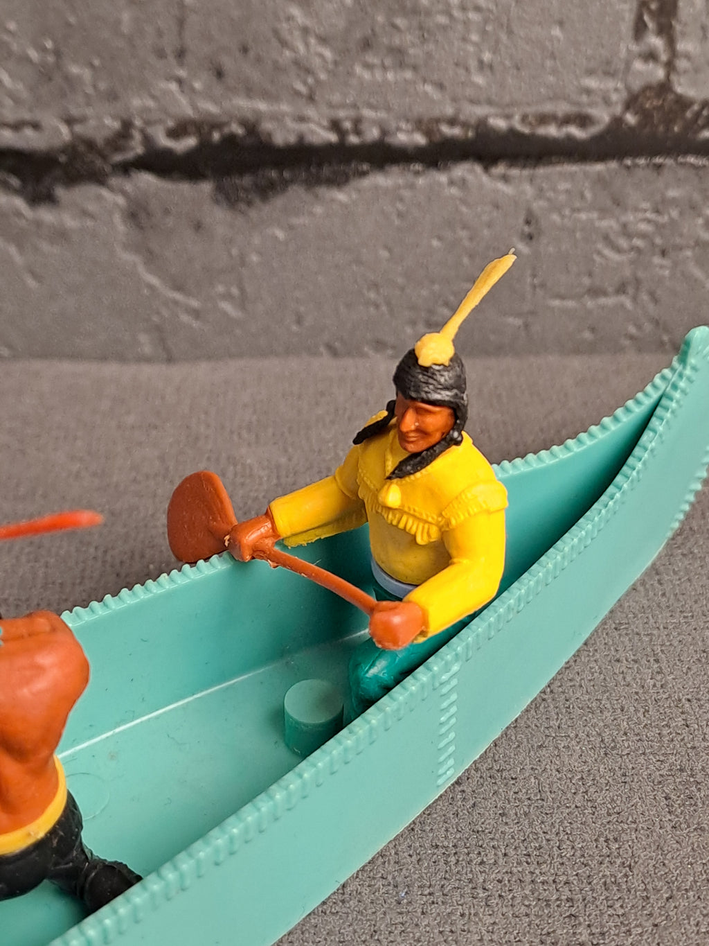 Timpo Toys Indians in Canoe / Timpo Toys Indianere i Kano