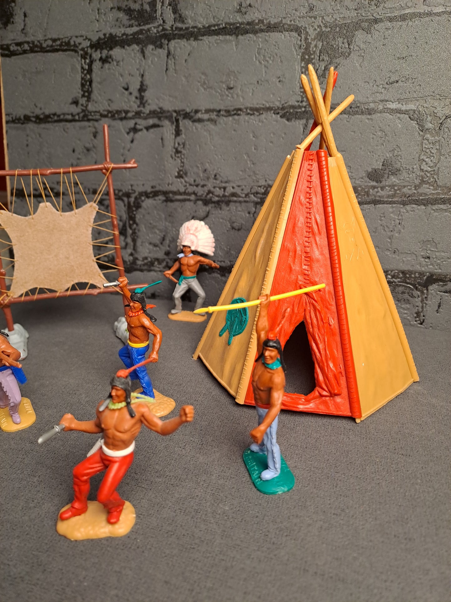 Timpo Toys Indians with Tent and Leather Stretch / Timpo Toys Indianere med Telt og Skind