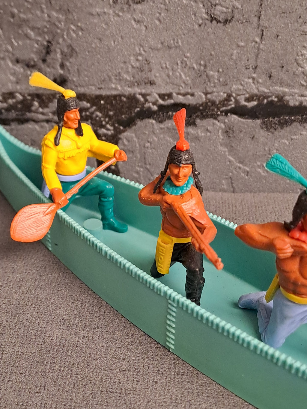 Timpo Toys Indians in Canoe / Timpo Toys Indianere i Kano