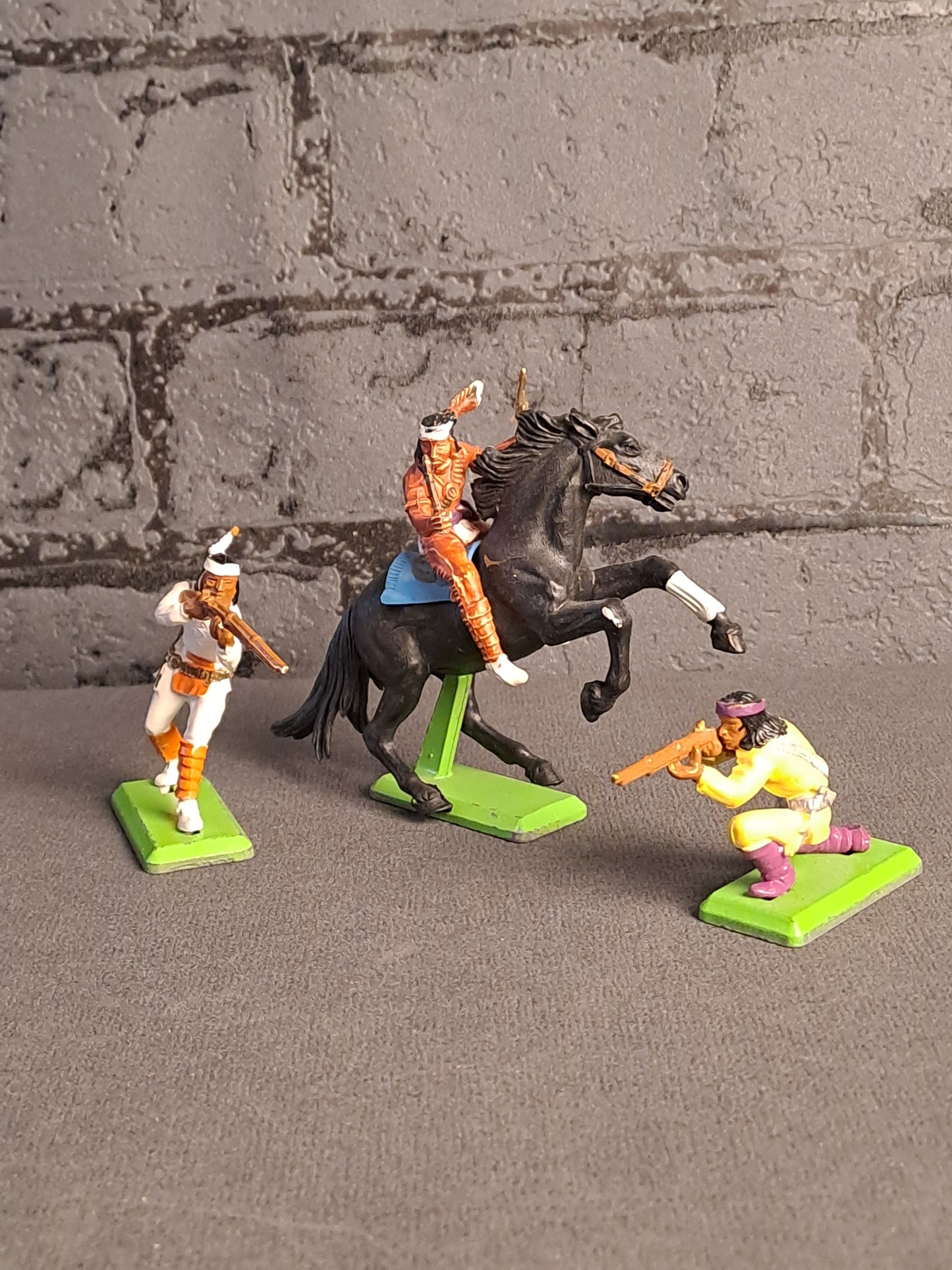 Britains Deetail Attacking Indians / Angribende Indianere