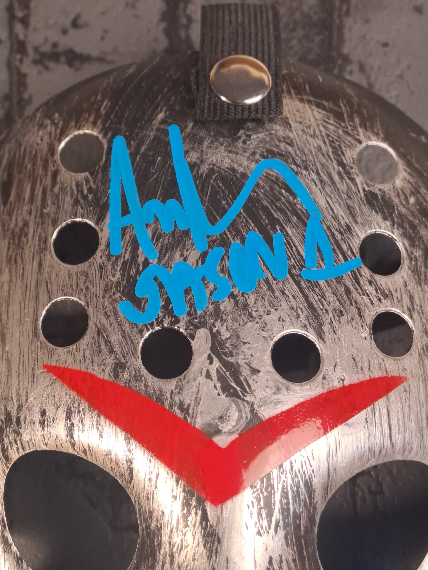 Friday The 13th Silver Ice Hockey Mask with Autograph / Fredag D. 13. Sølvfarvet Ishockey Maske med Autograf