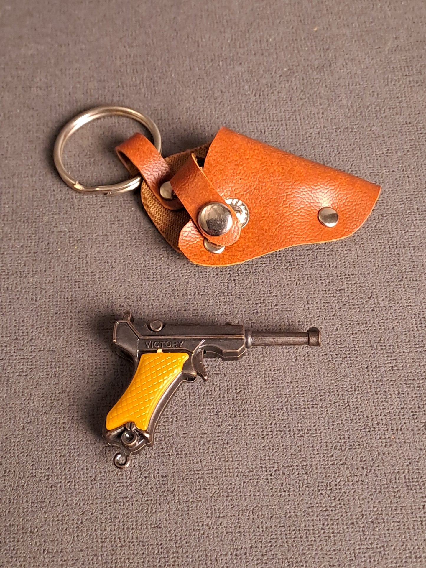 Key Ring Mini Revolver in Holster 1970's / Nøglerings Revolver i Hylster 1970'erne
