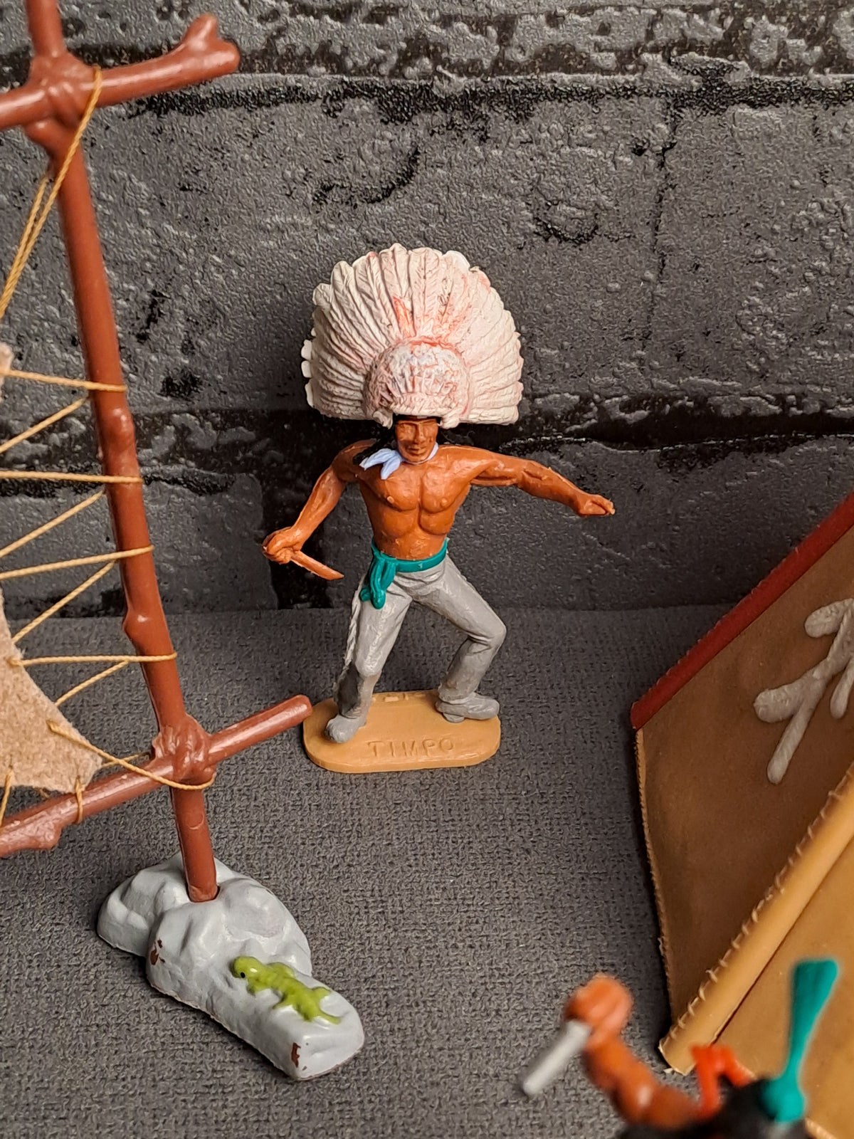 Timpo Toys Indians with Tent and Leather Stretch / Timpo Toys Indianere med Telt og Skind