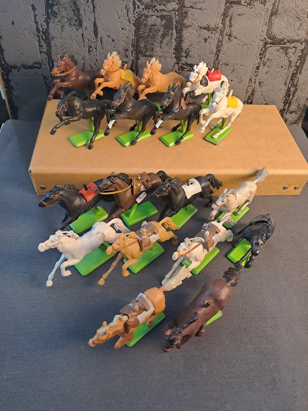 Britains Deetail Wild West Horses x18