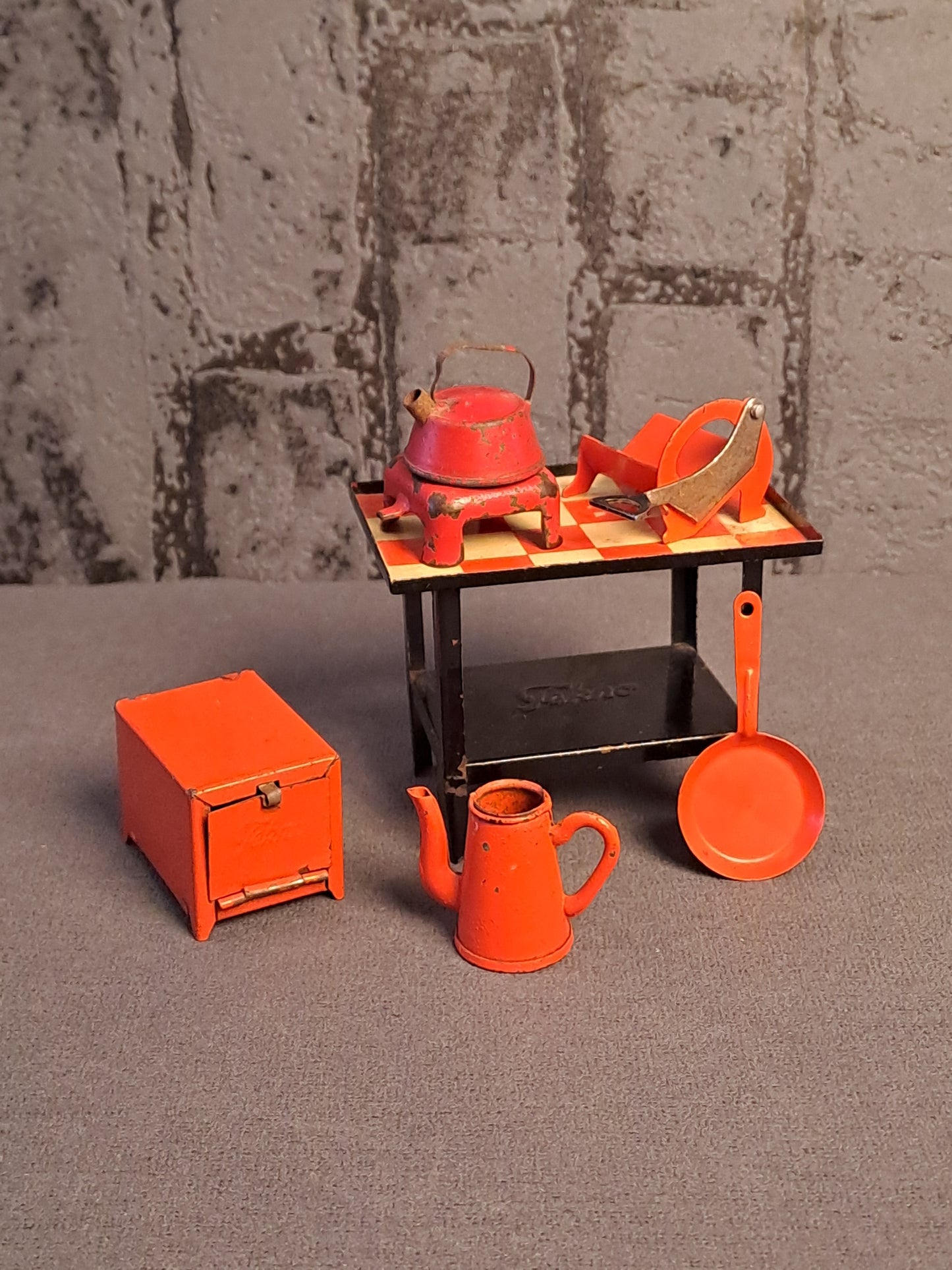 Tekno Denmark Miniature Gas Table and Kitchen Tools / Tekno Danmark Gasbord og Køkkenredskaber