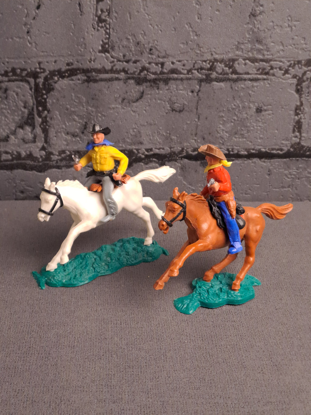 Timpo Toys Cowboys on Horses x2 / Timpo Toys Cowboys på Heste x2