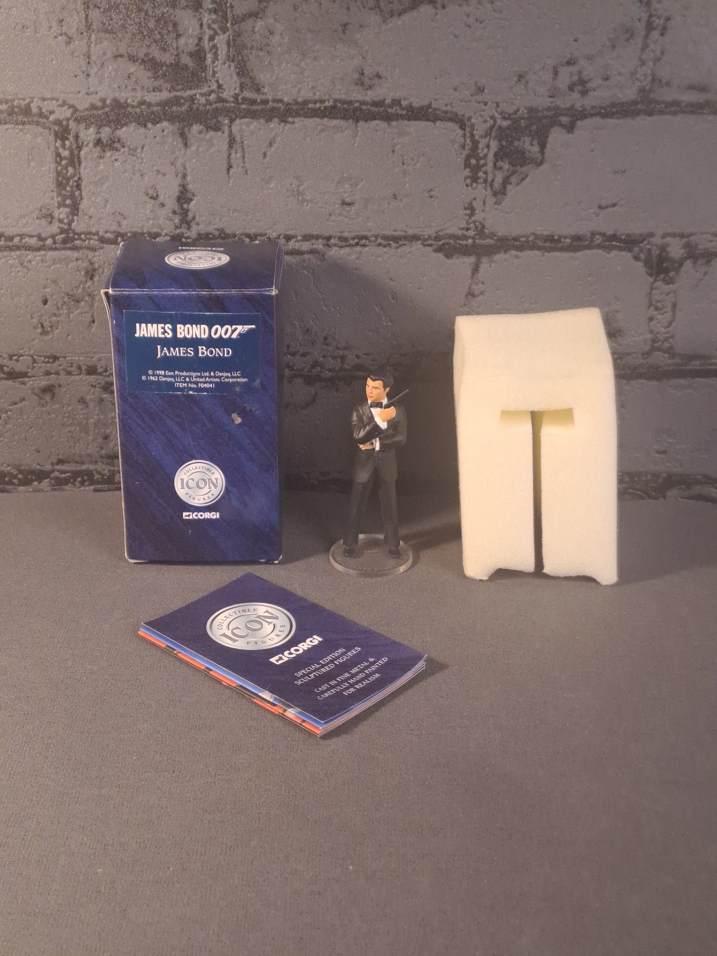 James Bond 007 Pierce Borsnan Figure Corgi Icon 1998