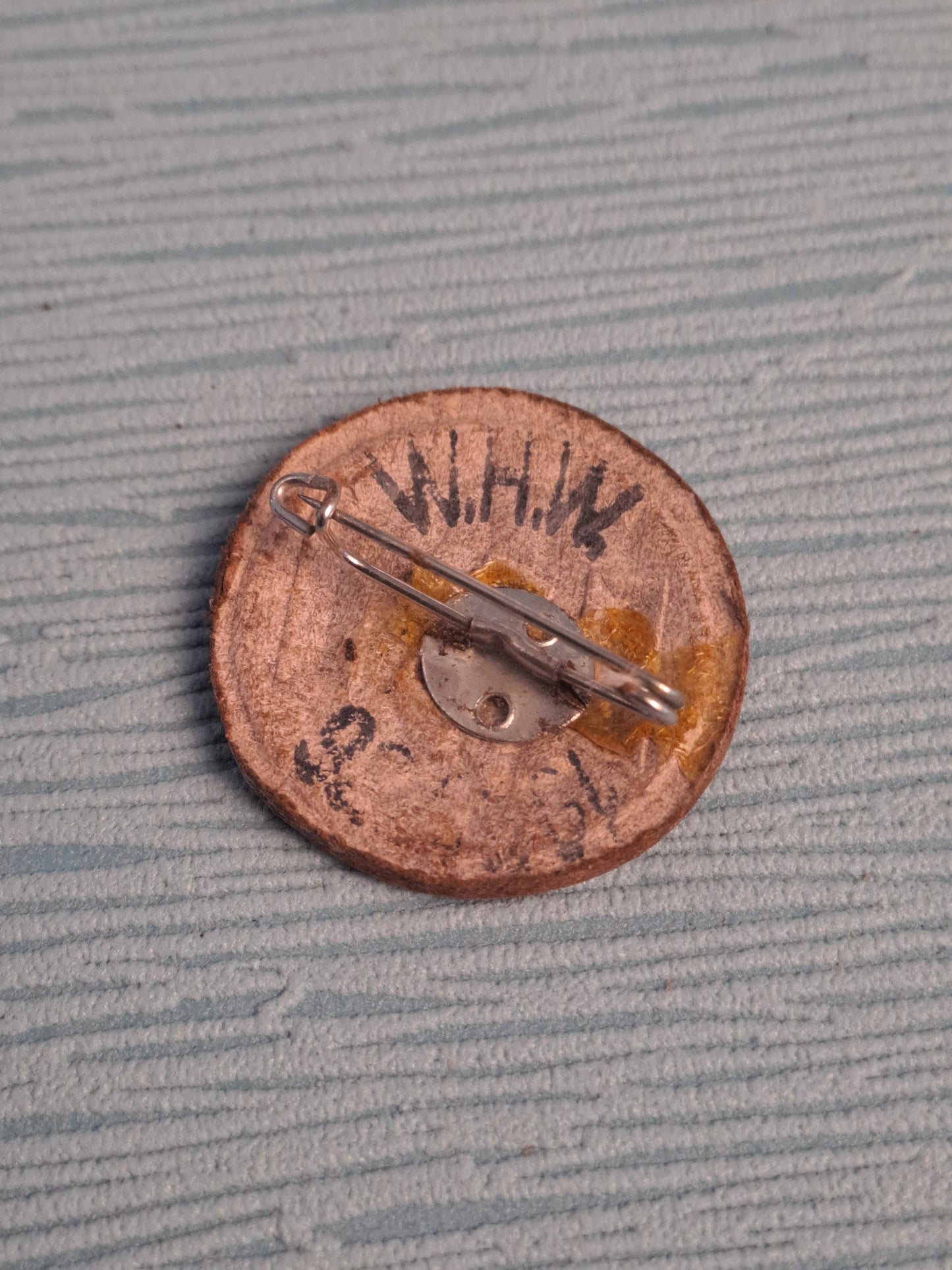 WW2 WHW Wolfsangel Rune Brown / WW2 WHW Ulvekrog Rune Brun