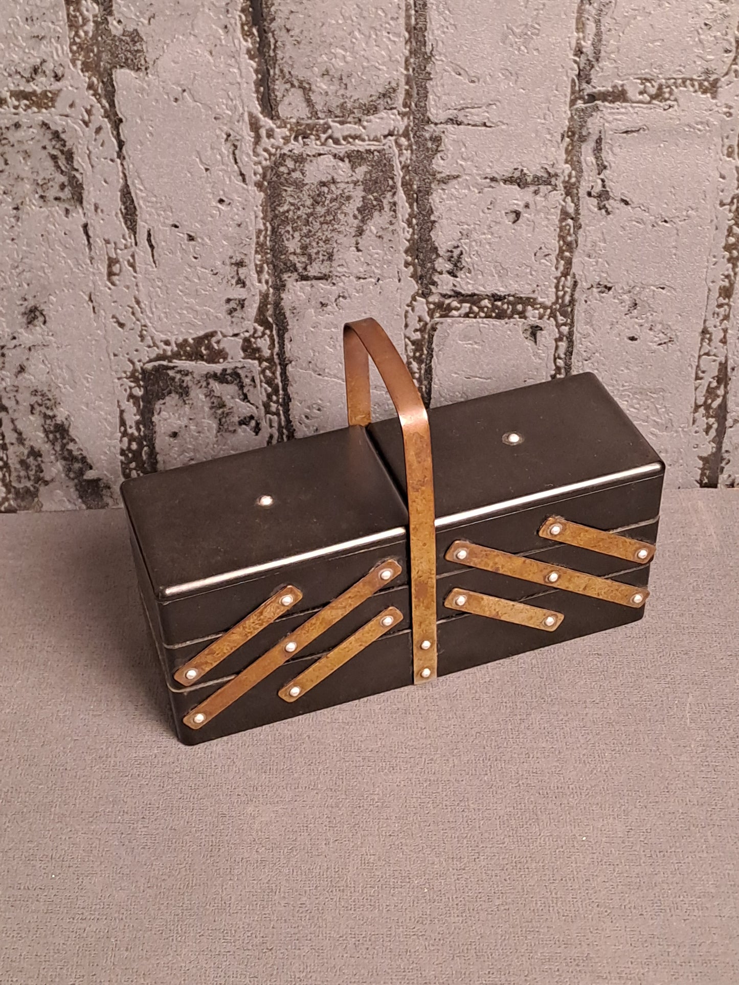 Very Rare Bakelite Sewing Box / Meget Sjældent Bakelit Syskrin 1930erne