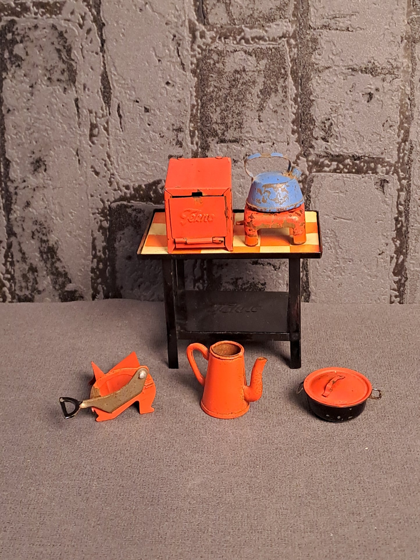 Tekno Denmark Miniature Gas Table and Kitchen Tools / Tekno Danmark Gasbord og Køkkenredskaber