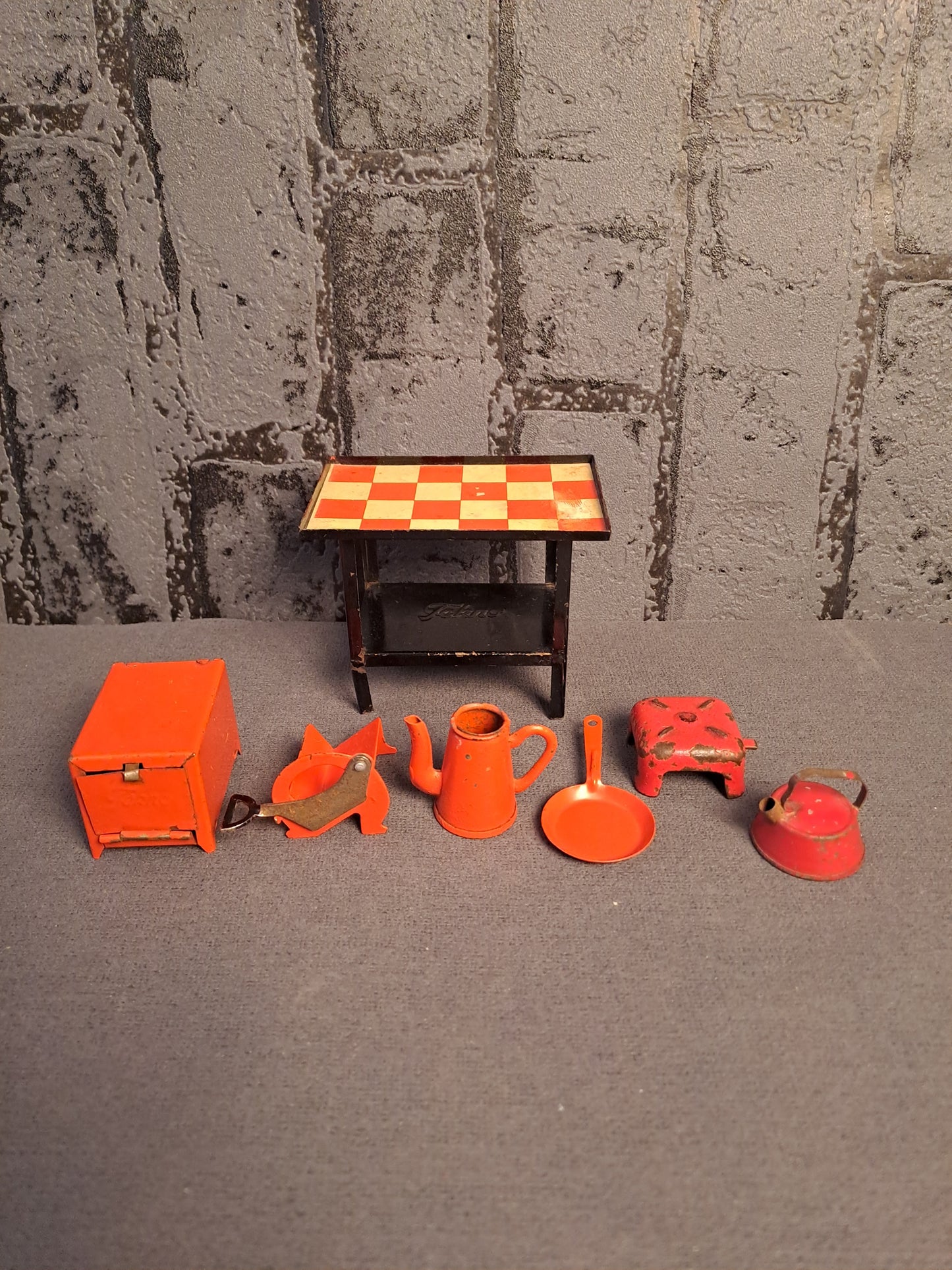 Tekno Denmark Miniature Gas Table and Kitchen Tools / Tekno Danmark Gasbord og Køkkenredskaber